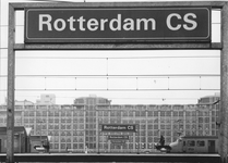 170750 Afbeelding van de stationsnaamborden in de nieuwe huisstijl van N.S. op de perrons van het N.S.-station Rotterdam C.S.